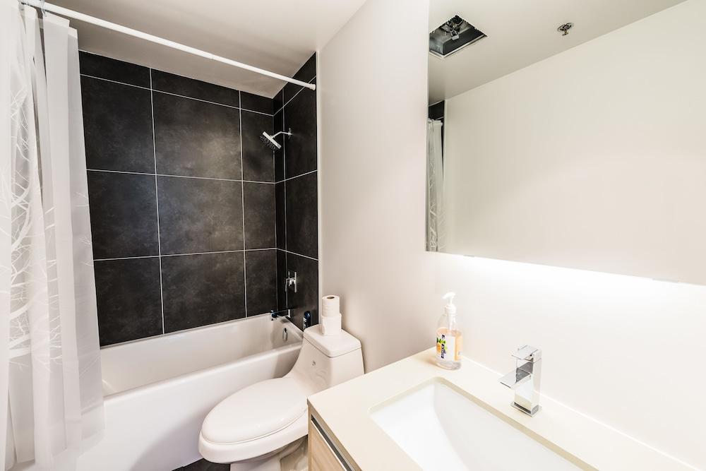 Gladstone Suites - Toronto Central - Bathroom