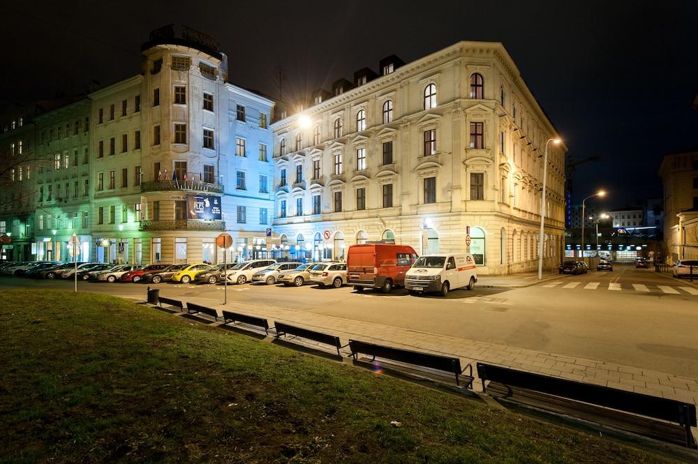 سلافيا - Hotel Front - Evening/Night
