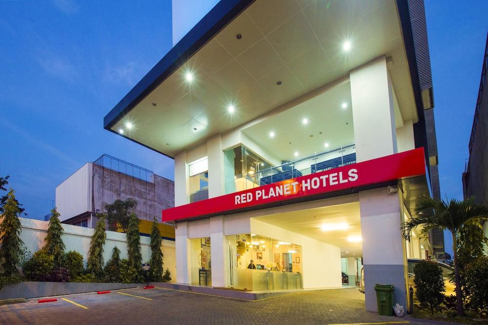 Red Planet Surabaya - Exterior