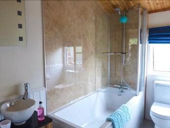 Bluebell Lodge - Bathroom