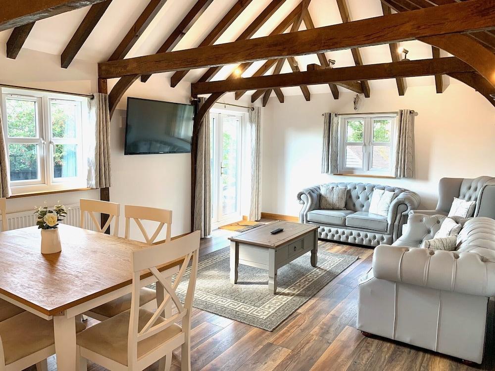 Boutique 3-bed Cottage in Hellingly - Featured Image