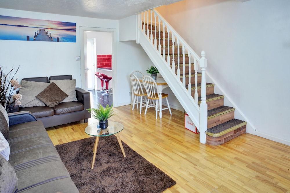 Premier 2bed Hse Nr Excel.clean.wifi.free Parking - Featured Image
