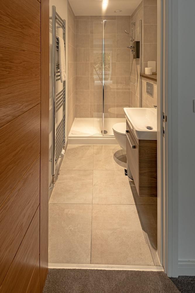 Spacious Modern Apartment - Bathroom Shower