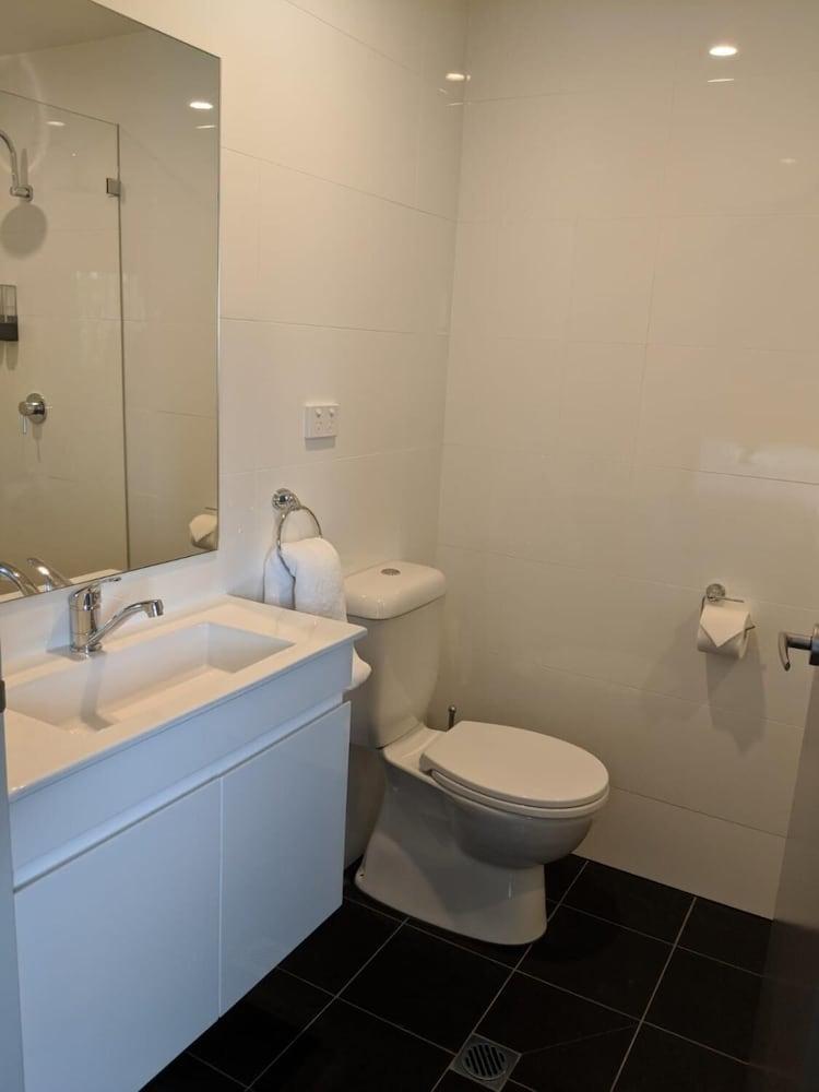 Kingsgrove Hotel - Bathroom