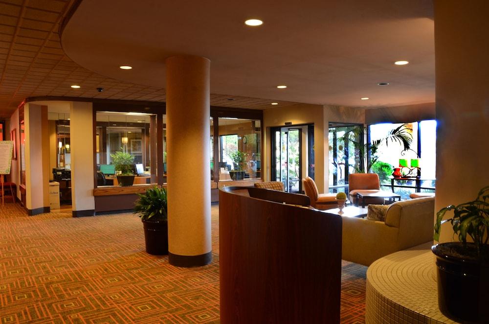 Monarch Hotel & Conference Center - Lobby