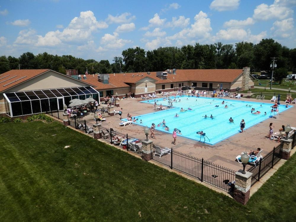 Sunset Lakes RV Resort - Outdoor Pool