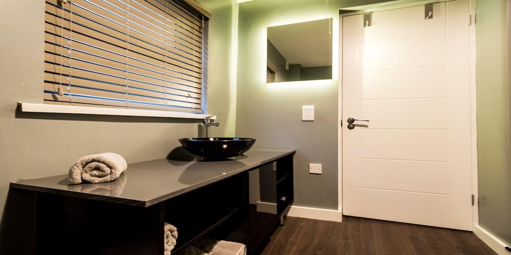 Aaron Wise Serviced Apartments - Room