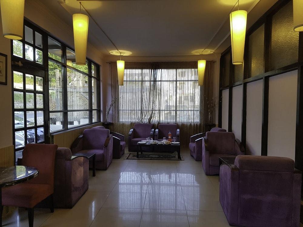 Hotel Amore - Lobby Sitting Area
