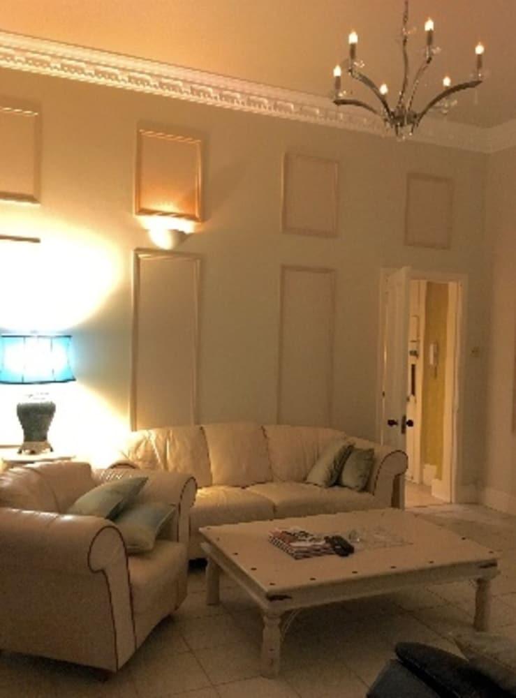 Private Luxury Apartment Near Belfast With Garage - Living Room