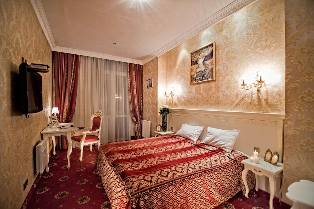 Royal Hotel De Paris - Room