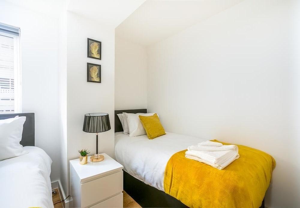 Skyvillion Tower Points - Tower Point Lovely apartment in Enfield London - Room