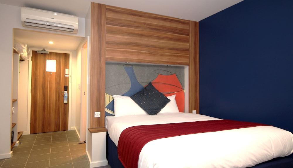 Ramada by Wyndham London Stansted Airport - Room