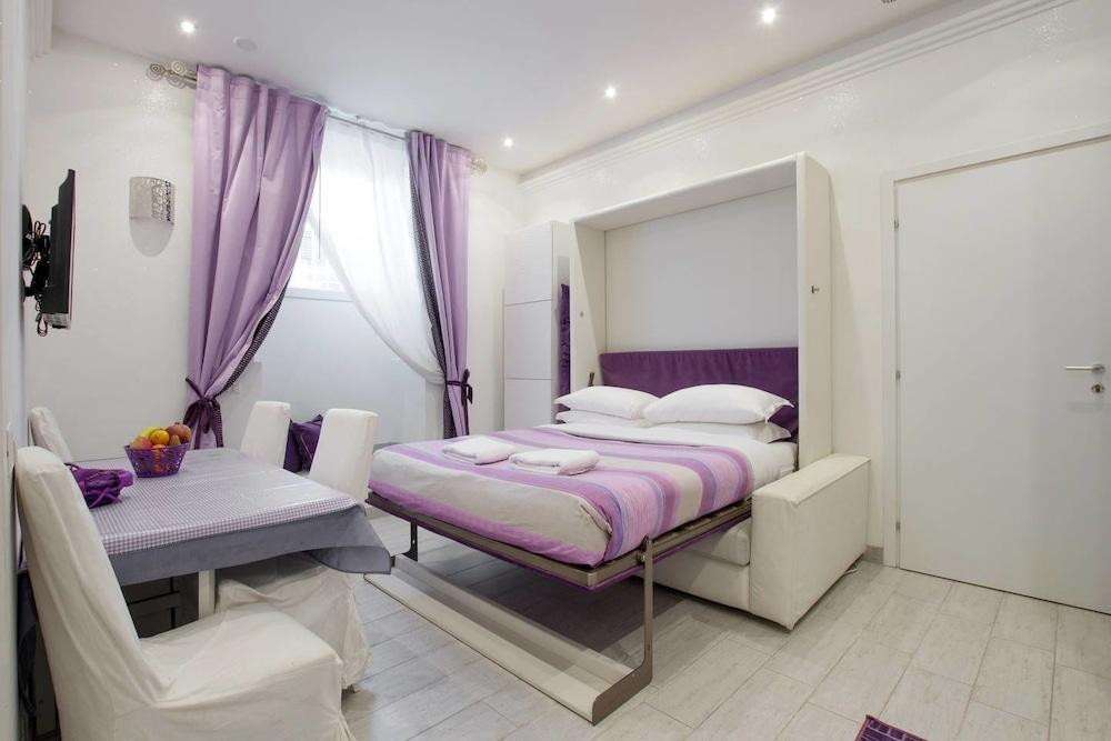 Violet Vatican Apartment - Room