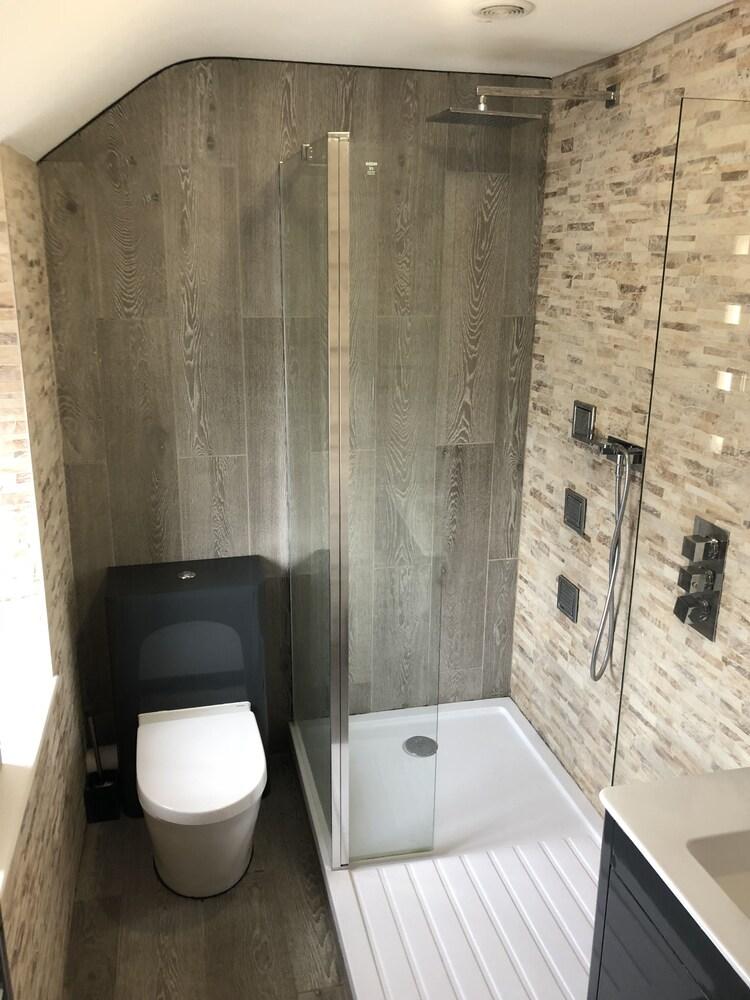 وايت لايون هوتل - Bathroom