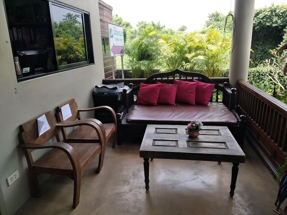 Ruen Pruksa Boutique Resort - Lobby Sitting Area