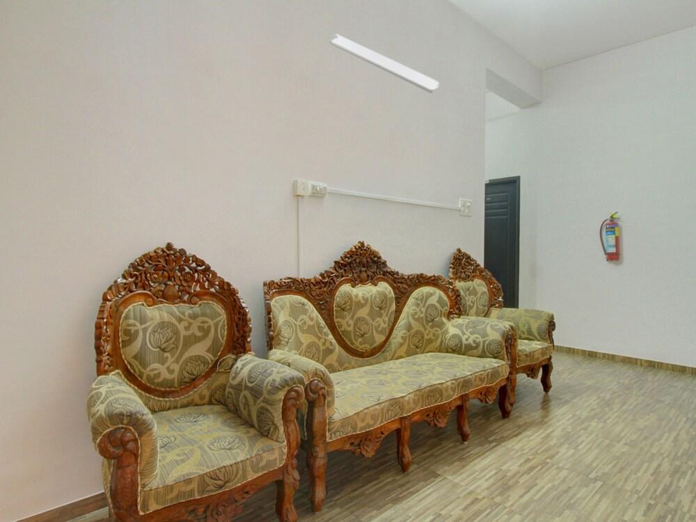 OYO 12069 Rankghas Residency - Lobby Sitting Area