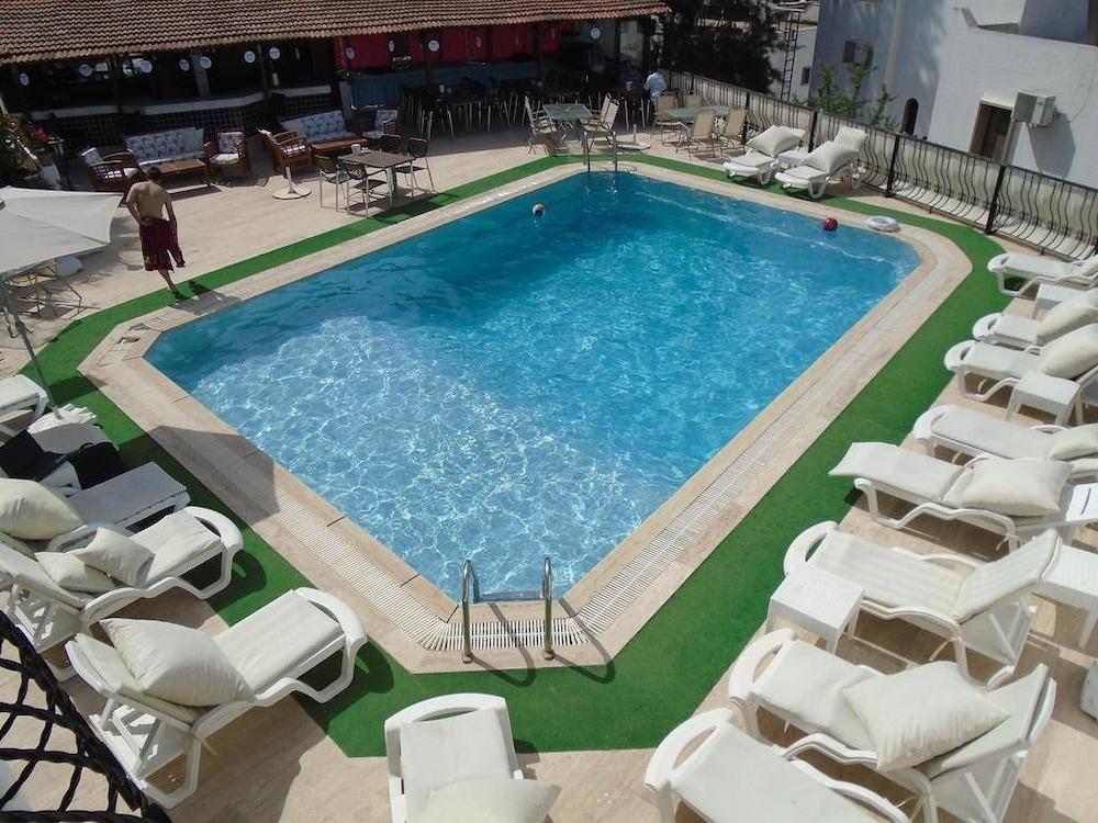 Jarra Hotel - Outdoor Pool