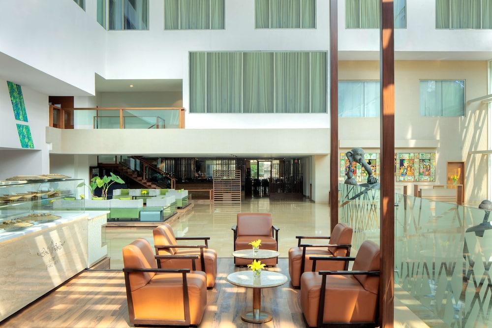 Radisson Blu Plaza Hotel Hyderabad Banjara Hills - Lobby