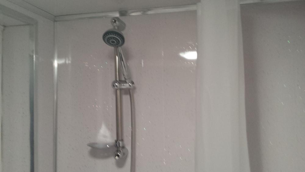 Glasgow Hampden Garden Apartment - Bathroom Shower