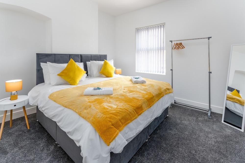 Elite Properties - Sleeps Up to 5 - Coventry - Room