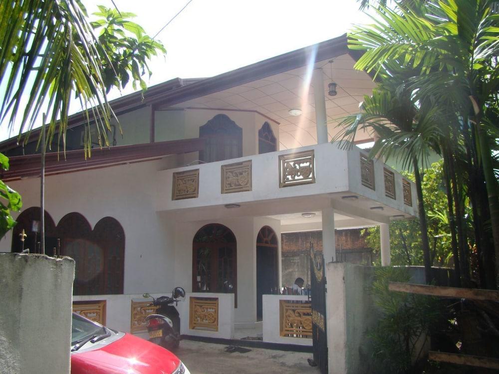 Bentota Dilu Villa - Property Grounds