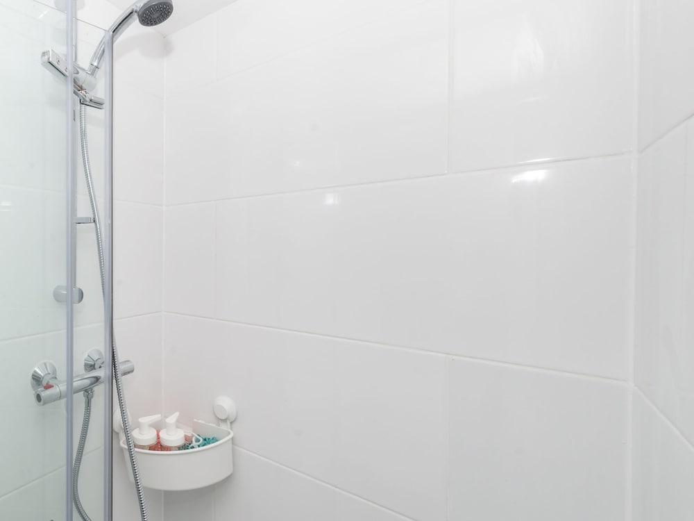 Simplistic Apartment in Croydon near Wandle Park - Bathroom