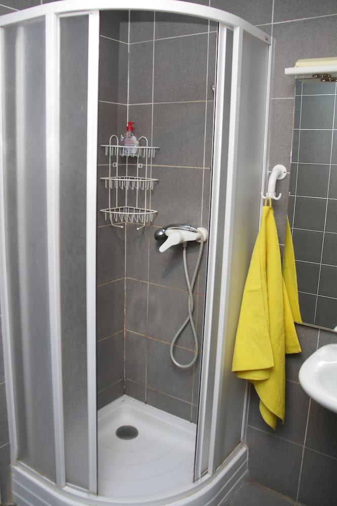 Rooms Novobranská a Orlí - Bathroom Shower