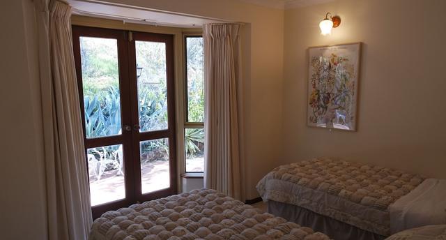 إليبانا جيست هاوس