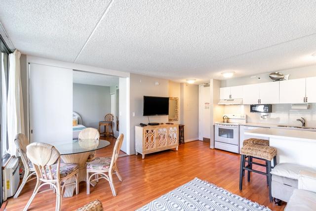 Pool Deck Level Condo at the Waikiki Banyan - Free Parking! by Redawning