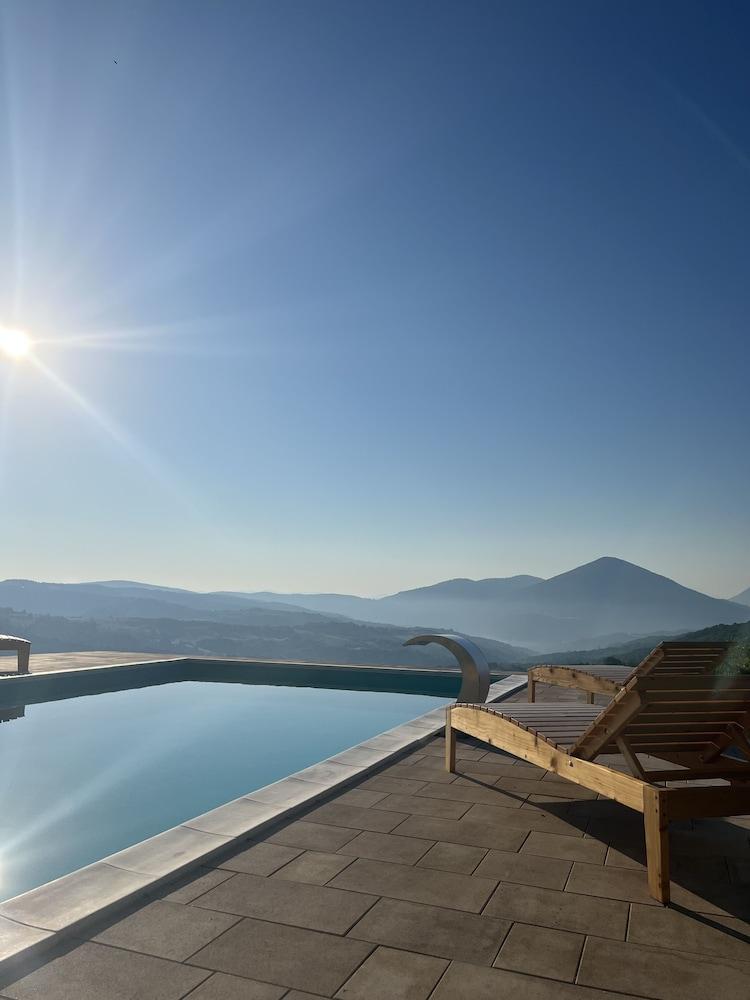 سيمونيس نيفيك