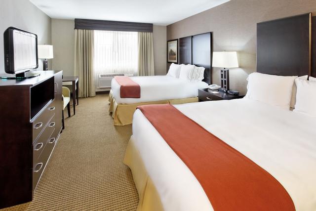 هوليداي إن إكسبريس آند سويتس كانيونفيل