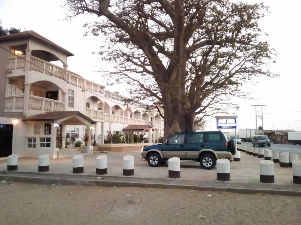 باي إن هوتل