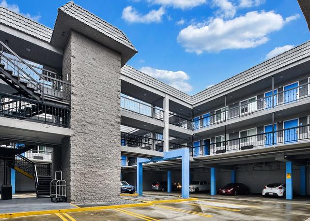 هوليوود إن إكسبريس لاكس