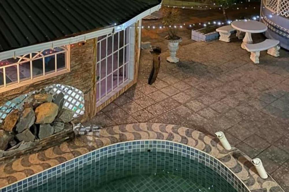 ب 1 بد هاوس - سليبس 2 - بول - باركينج - وايفاي